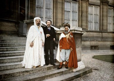 Negociaciones sobre la independencia de las colonias: dos líderes de la delegación musulmana y Aristide Briand, Presidente y Ministro de Asuntos Exteriores, frente al Ministerio de Asuntos Exteriores de Albert Samama Chikli